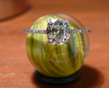 Treenbean originally posted this phenomenal AVC ring on the Show Me the Bling forum at PriceScope. The pics are stunning, this ring is just gorgeous! Treenbean describes this as sparkly and lively and those are the #goals in a fab diamond!