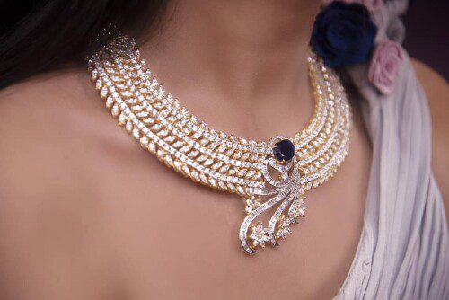 Diamond necklace (Source: Pikist https://www.pikist.com/free-photo-swbtr)