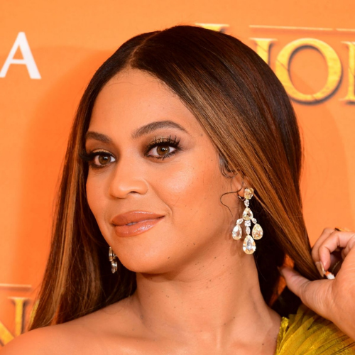 Beyoncé in a pair of yellow diamond chandelier earrings.