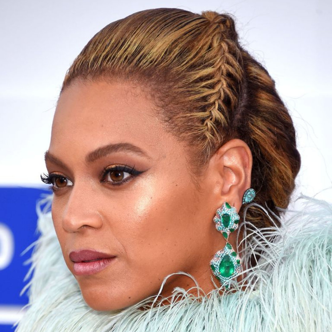 Beyoncé wearing emerald dangled earrings designed by Lorraine Schwartz.