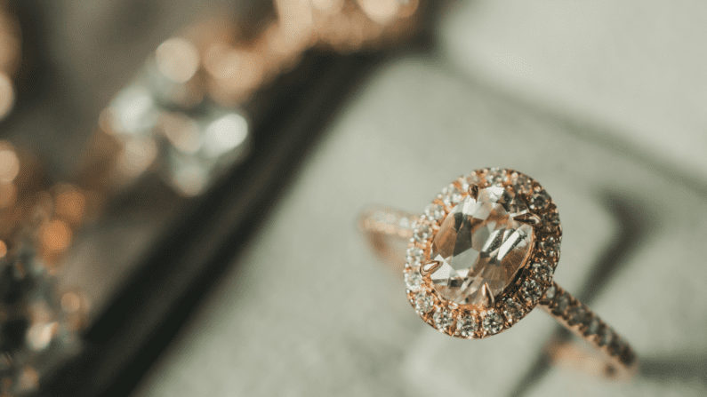 oval diamond engagment ring