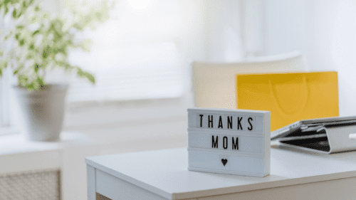 Table with a sign that says "Thanks Mom."